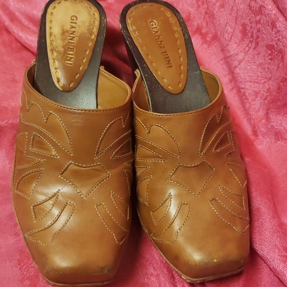 Saddle brown clogs, I listed as tan. - Picture 2 of 8